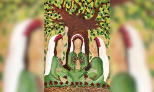 Gemälde: Drei Frauen sitzen unter einem Olivenbaum, in traditionell bestickten Kleidern, Mohnblüten im Haar, mit Schlüsseln als Schmuck, als Ohrringe und Halsketten