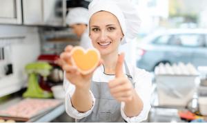 Eine Frau zeigt ein Herz