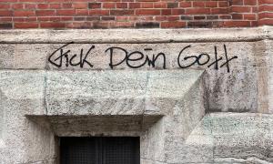 Das Graffiti an der Münchner St. Lukas Kirche vor der Umwandlung