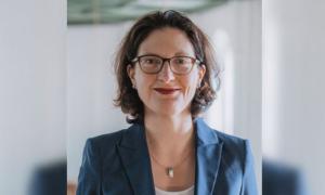 Eine Frau mit Brille