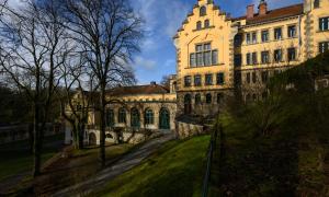 Eine altes Gebäude in der Abendsonne