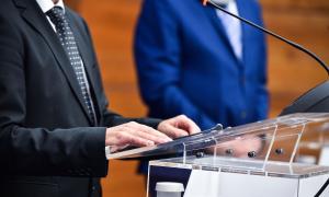 Zwei Männer reden am Redner Pult 