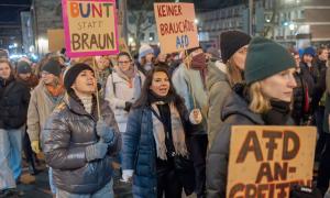 Mehrere Zehntausend Menschen sind am Dienstagabend, 16.01.2024, in Köln gegen Rassismus auf die Straße gegangen.