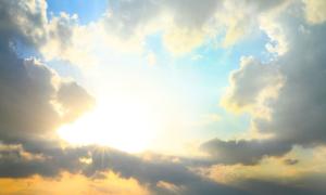 Wolkenwand, die Licht als Hoffnung bringt. 