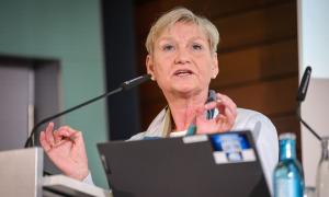 EKD-Ratsvorsitzende Kirsten Fehrs spricht bei der Pressekonferenz zur Vorstellung der ForuM-Studie in Hannover.