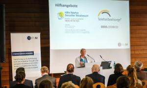 EKD-Ratsvorsitzende Kirsten Fehrs spricht bei der Pressekonferenz zur Vorstellung der ForuM-Studie in Hannover.