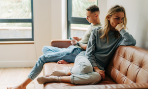 Zwei Menschen auf dem Sofa