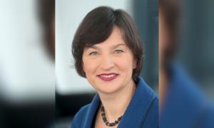 Eine Frau mit dunklen Haaren