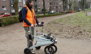 Blinder Testfahrer Andre Rabe testet den digitalen "Blindenhund"