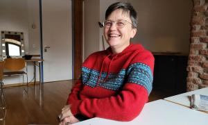 Eine Frau lacht