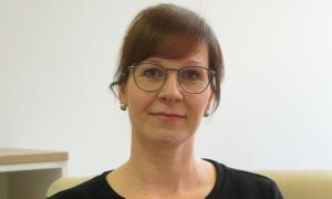 eine Frau mit Brille