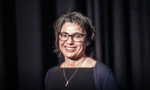 Eine Frau mit Brille, sie lacht