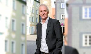 Ein Mann im Anzug