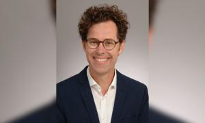 Ein Mann mit Brille und offenem Hemdkragen