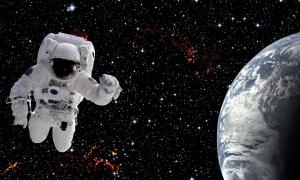 Ein Astronaut, im Hintergrund die Erde