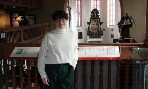 Eine Frau in einem weißen Oberteil