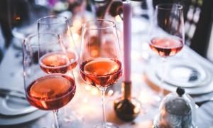 Vier Gläser Wein auf einem Tisch