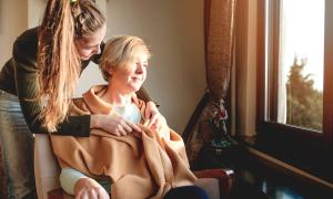 Eine junge Frau und eine ältere Frau am Fenster