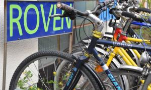 Fahrräder aufgereiht vor einem Schild betitelt mit "Roven"