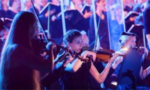 Frau spielt Geige in einem Orchester 