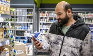 Der 29-jährige Geflüchtete aus Syrien Basel Al Refaee kauft mit einer Bezahlkarte in einem Supermarkt in Hannover ein (Foto vom 15.03.2024). 