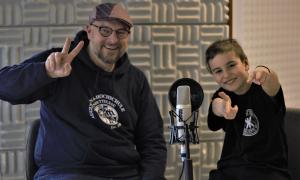 Ein Mann und ein Junge, in der Mitte ein Mikrofon