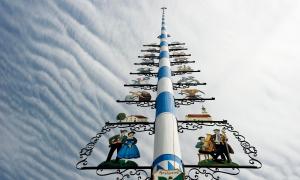 Ein Maibaum ragt in den Himmel