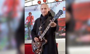 Ein Pfarrer mit E-Gitarre