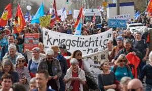 Menschen mit Plakaten auf einer Demonstration