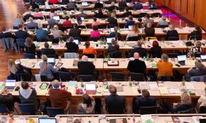Menschen sitzen an Tischen