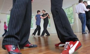 Teilnehmer eines Tango-Kurses für Parkinson-Patienten in Hamburg