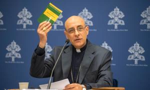 Seine Eminenz Kardinal Víctor Manuel Fernández, Präfekt des Dikasteriums für die Glaubenslehre, stellt am 8.4.24 bei einer Pressekonferenz im Vatikan die Erklärung "Dignitas infinita, über die Menschenwürde" vor. 