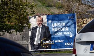 Ein CSU-Wahlplakat zeigt den Europa-Spitzenkandidaten Manfred Weber, "Ein Bayer für Europa" und die Parole "Unser Europa macht stark"
