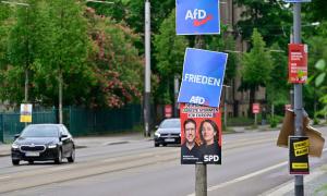 Wahlplakate an Laternen an einer Straße