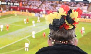 Eine Zuschauerin beim Public Viewing der Fußball-EM