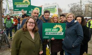 Mehrere Menschen mit einem Plakat, auf dem "Gute Jobs für saubere Luft" steht