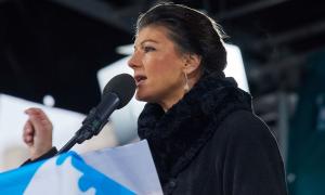 Eine Frau am Mikrofon