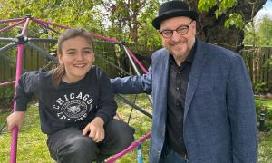 Ein Junge und ein Mann im Garten