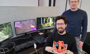 Frank Patzke (rechts), Creative Director, und Ludwig Blankenhagen, 3D-Artist, Spielentwickler von der Agentur »Heimspiel«, vor Bildschirmen mit den »Erwartungen«-Welten. 