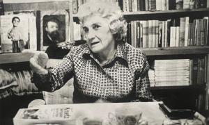 Von Büchern umgeben: Lina Haag in ihrem Wohnzimmer (etwa 1974).