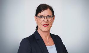 Eine Frau mit Brille