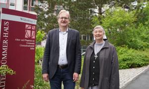 Geschäftsführer der Diakonie Hochfranken Martin Abt und Priorin der Communität Christusbruderschaft Schwester Birgit-Marie Henniger vor Walter Hümmer Haus
