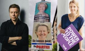 Ein Mann, zwei Wahlplakate (eins von der CDU, eins von Die Partei), eine Frau