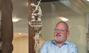 Marco Fongern mit der Dürer-Säule