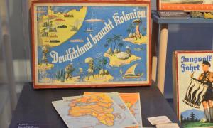 Altes Brettspiel "Deutschland braucht Kolonien" in einem Schaufenster 