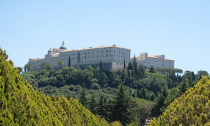 Kloster auf einem Berg in Italien