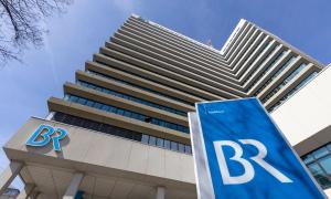 Ein Hochhaus, an dem zweimal der Schriftzug "BR" zu sehen ist
