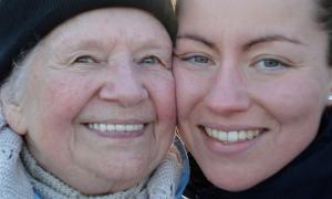 Sterbebegleiterin Miriam Brenner mit ihrer inzwischen verstorbenen Großmutter