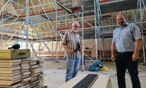 Pfarrer Jan-Peter Hanstein (rechts) mit Bauausschussmitglied Johannes Höcht in der Baustelle der Laufer Christuskirche.