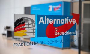 Das Logo der AfD auf einer Glaswand im Bundestag